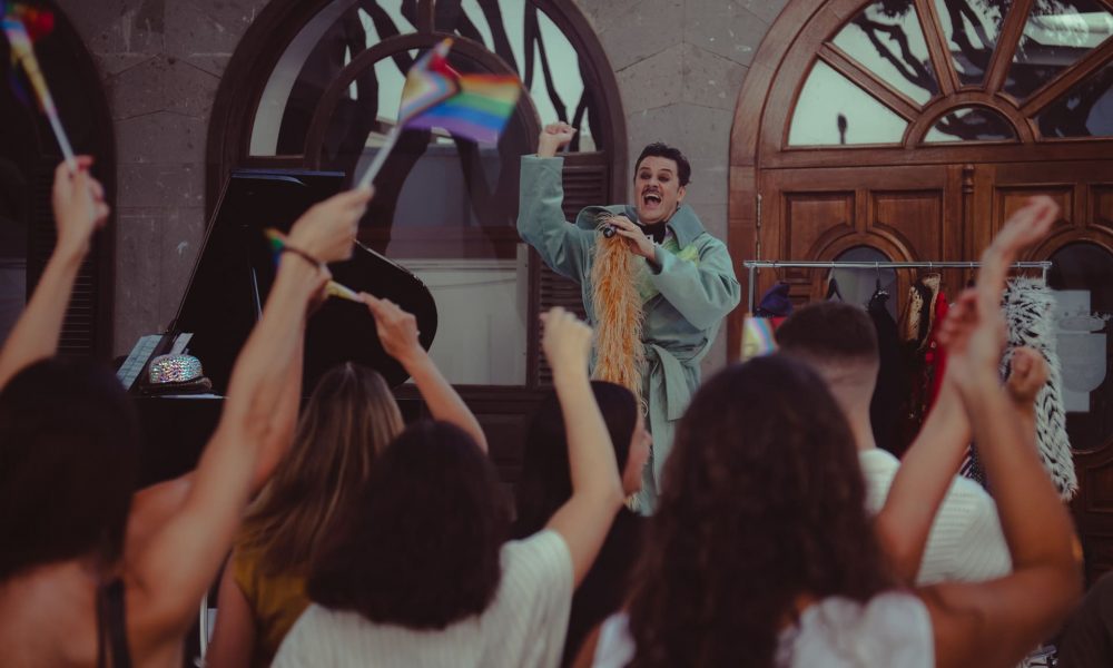 Exposición de las obras del concurso de pintura creativa en el Kiosco de la Música de Arrecife por el Orgullo LGTBI+.