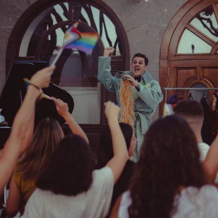 Exposición de las obras del concurso de pintura creativa en el Kiosco de la Música de Arrecife por el Orgullo LGTBI+.