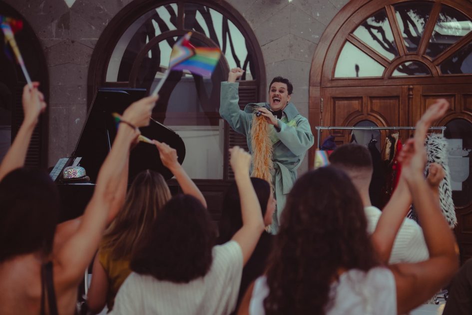 Exposición de las obras del concurso de pintura creativa en el Kiosco de la Música de Arrecife por el Orgullo LGTBI+.
