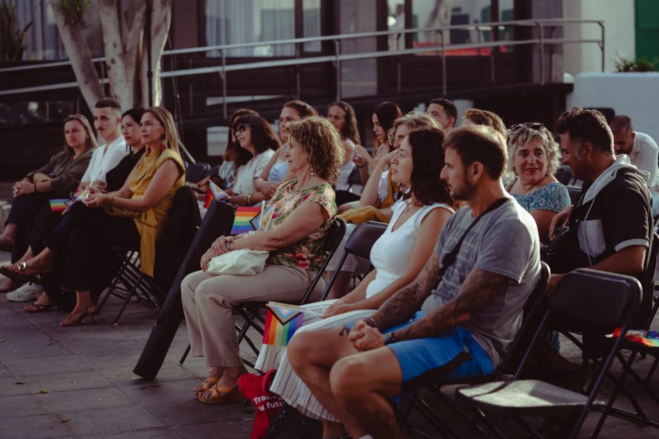 Exposición de las obras del concurso de pintura creativa en el Kiosco de la Música de Arrecife por el Orgullo LGTBI+.