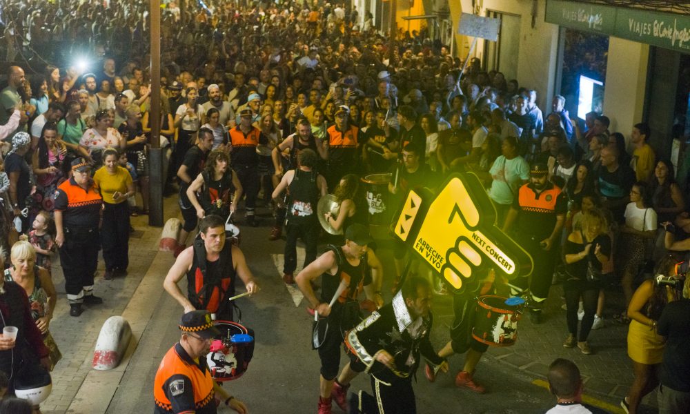 Multitud de personas siguiendo un pasacalles musical de Arrecife en Vivo por el centro de la ciudad.
