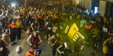 Multitud de personas siguiendo un pasacalles musical de Arrecife en Vivo por el centro de la ciudad.