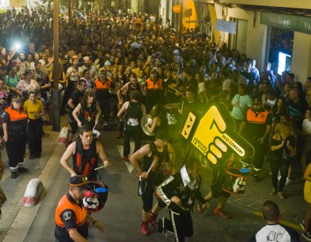 Multitud de personas siguiendo un pasacalles musical de Arrecife en Vivo por el centro de la ciudad.