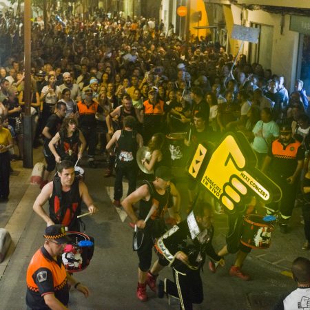 Multitud de personas siguiendo un pasacalles musical de Arrecife en Vivo por el centro de la ciudad.