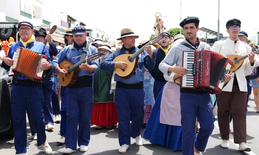 Integrantes de la Parranda Marinera de Buches durante una actuación de música y danza tradicional en Lanzarote.