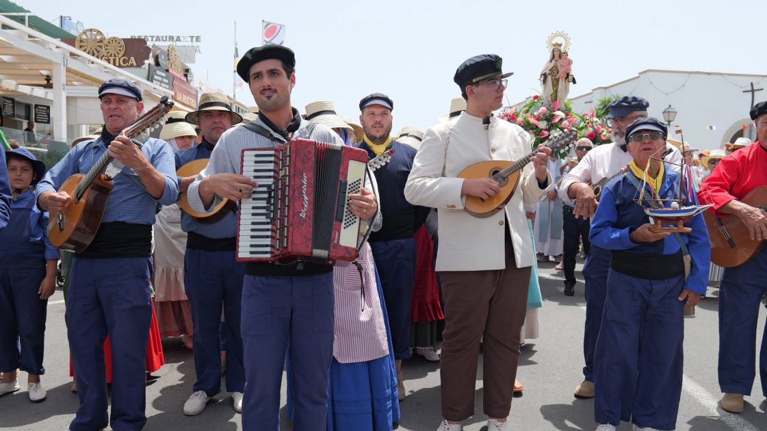 Integrantes de la Parranda Marinera de Buches durante una actuación de música y danza tradicional en Lanzarote.