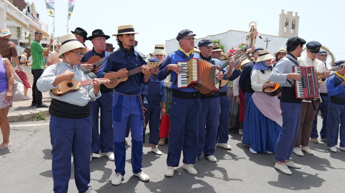 a agrupación ha llevado su folclore a Puerto Naos y Playa Blanca para honrar la tradición marinera