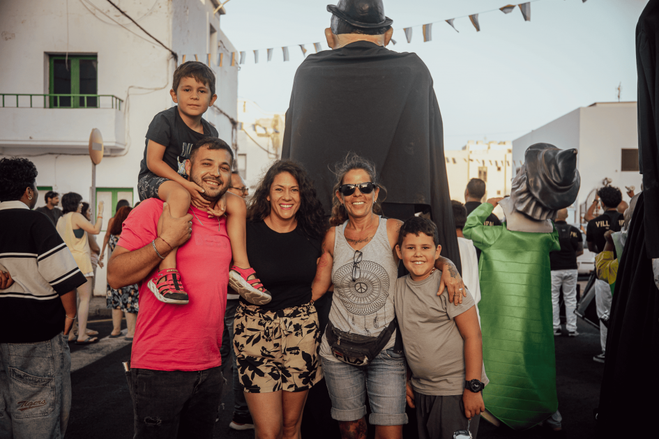 l pregonero estuvo arropado por los vecinos, la Comisión de Fiestas y las autoridades municipales de Arrecife
