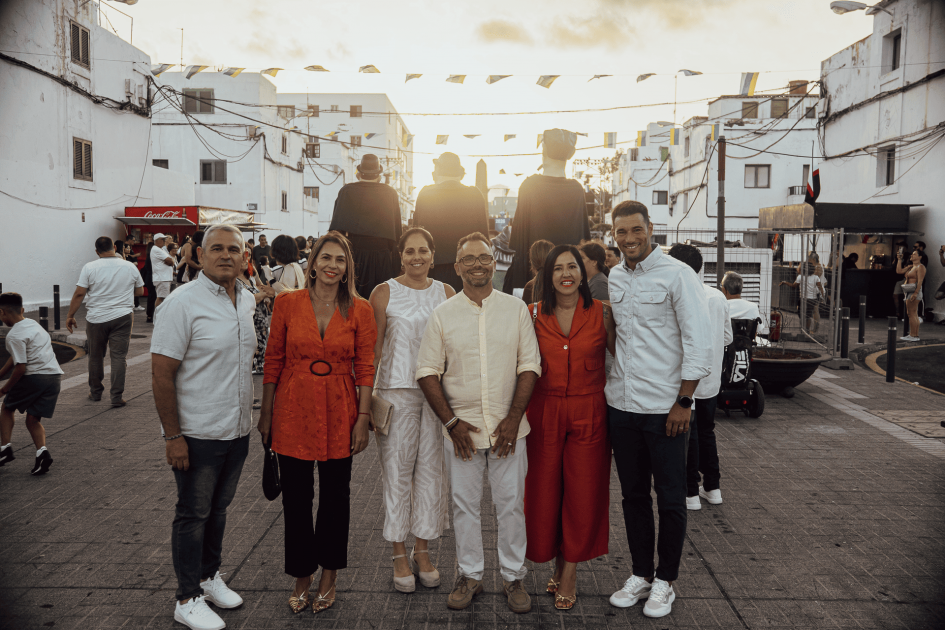 l pregonero estuvo arropado por los vecinos, la Comisión de Fiestas y las autoridades municipales de Arrecife