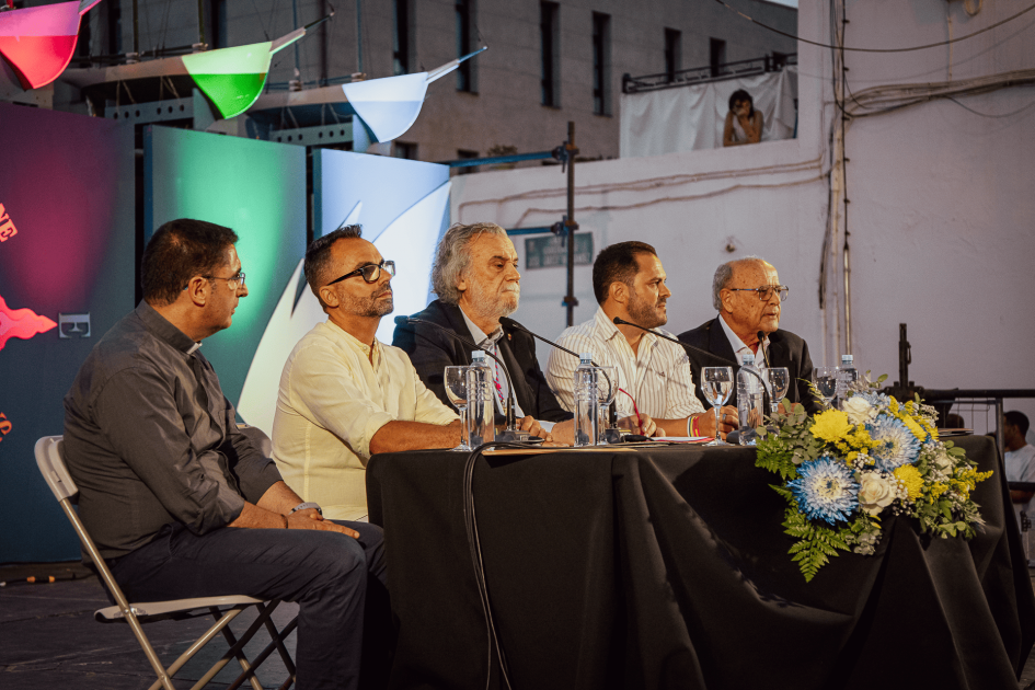 l pregonero estuvo arropado por los vecinos, la Comisión de Fiestas y las autoridades municipales de Arrecife