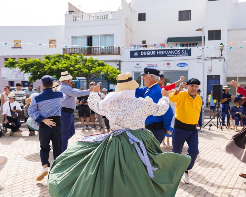 a agrupación ha llevado su folclore a Puerto Naos y Playa Blanca para honrar la tradición marinera