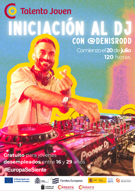 DJ manejando una mesa de mezclas profesional en un curso de DJ de la Cámara de Comercio.