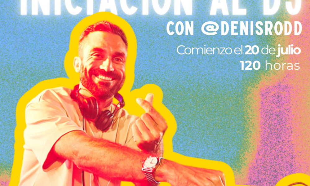 DJ manejando una mesa de mezclas profesional en un curso de DJ de la Cámara de Comercio.