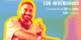 DJ manejando una mesa de mezclas profesional en un curso de DJ de la Cámara de Comercio.