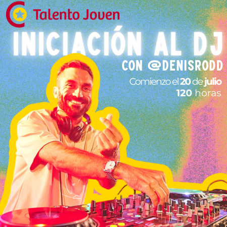 DJ manejando una mesa de mezclas profesional en un curso de DJ de la Cámara de Comercio.