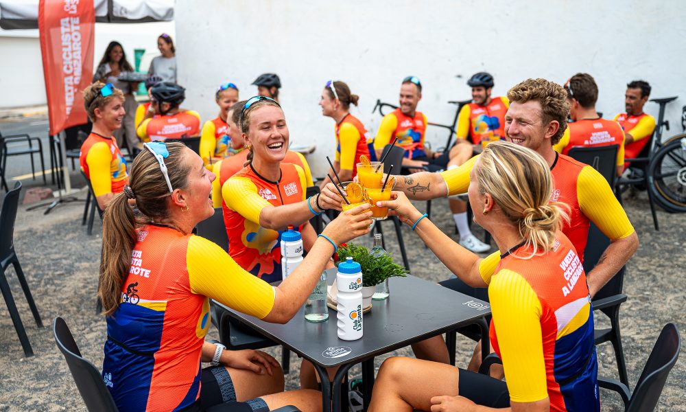 Ciclistas con maillots del Lava Live Festival en la ruta social de Club La Santa Lanzarote
