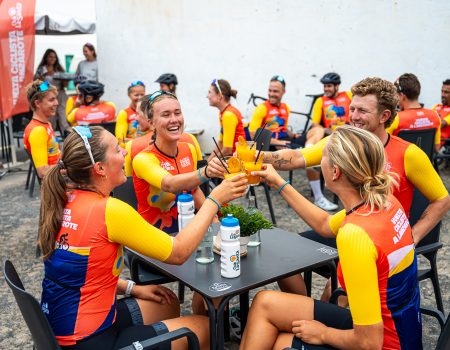 Ciclistas con maillots del Lava Live Festival en la ruta social de Club La Santa Lanzarote