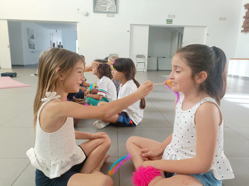 Menores participando en una sesión del proyecto de yoga infantil y bienestar 'Tardes en Calma' en San Bartolomé.
