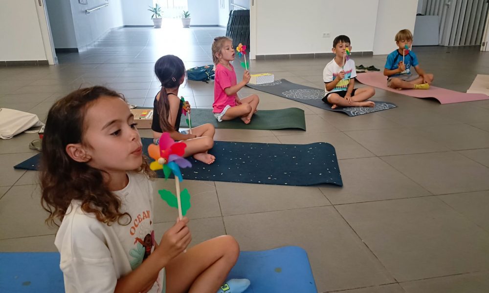 Menores participando en una sesión del proyecto de yoga infantil y bienestar 'Tardes en Calma' en San Bartolomé.