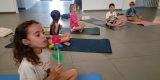 Menores participando en una sesión del proyecto de yoga infantil y bienestar 'Tardes en Calma' en San Bartolomé.