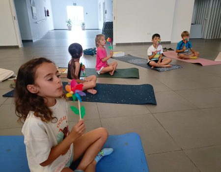 Menores participando en una sesión del proyecto de yoga infantil y bienestar 'Tardes en Calma' en San Bartolomé.