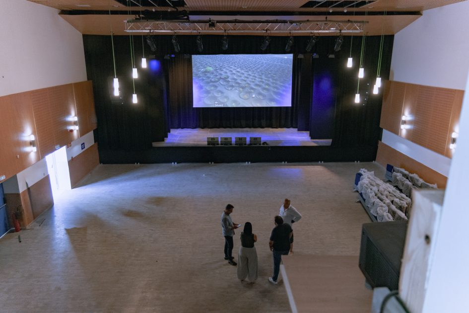 nterior del nuevo Teatro Municipal de Arrecife con las gradas telescópicas instaladas en la sala polivalente.
