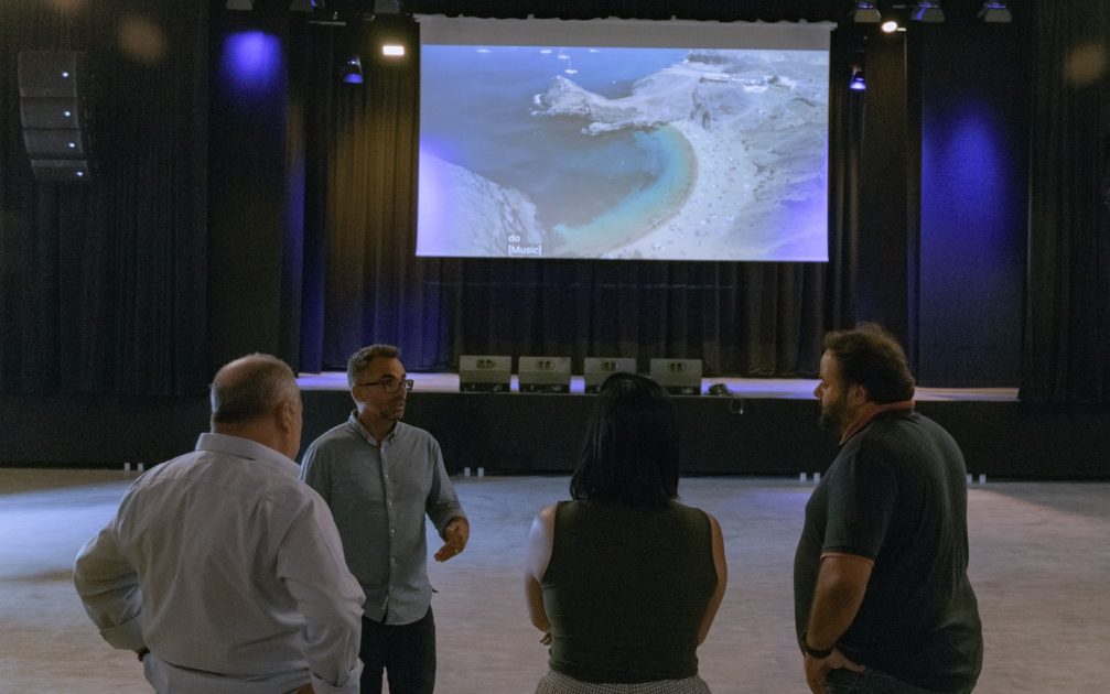 nterior del nuevo Teatro Municipal de Arrecife con las gradas telescópicas instaladas en la sala polivalente.