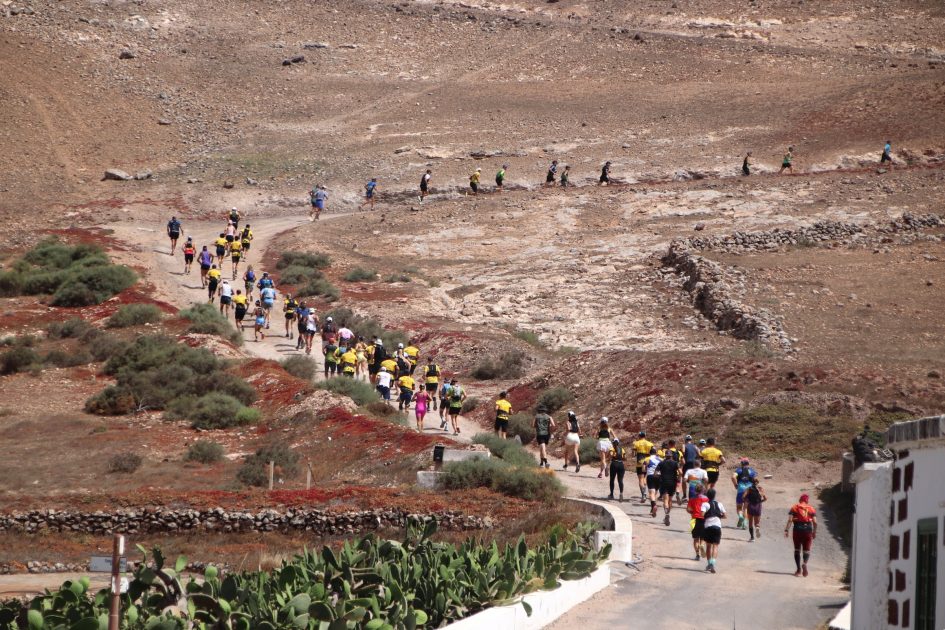 Corredores de montaña pasando por los senderos del Monumento Natural de Los Ajaches en Yaiza.