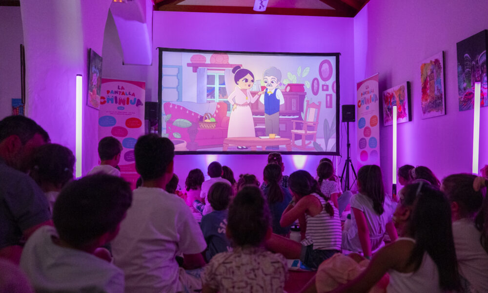 Niños participando en una sesión de cine de La Pantalla Chinija organizada por Tenique Cultural.