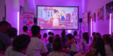 Niños participando en una sesión de cine de La Pantalla Chinija organizada por Tenique Cultural.