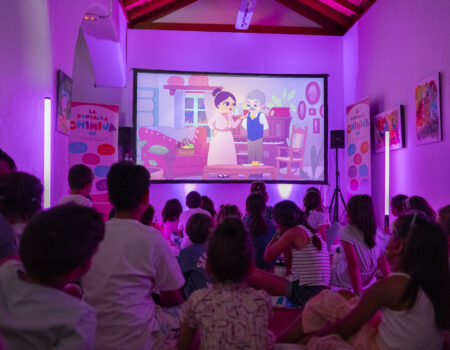 Niños participando en una sesión de cine de La Pantalla Chinija organizada por Tenique Cultural.