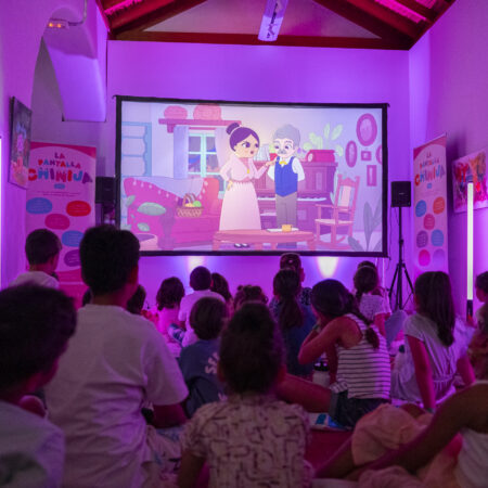 Niños participando en una sesión de cine de La Pantalla Chinija organizada por Tenique Cultural.