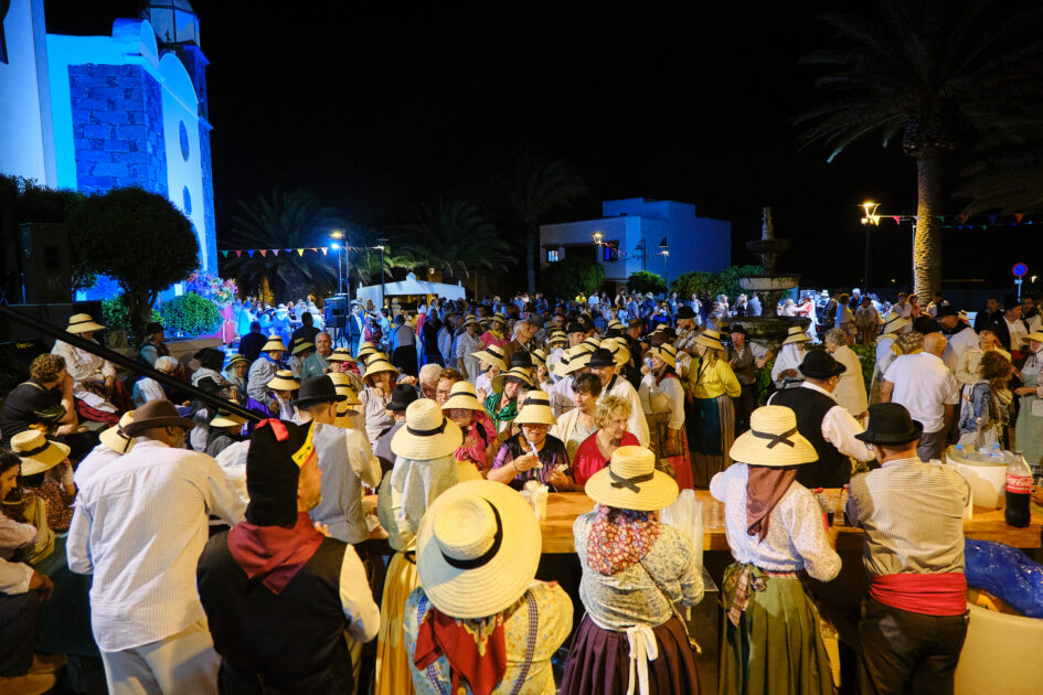Gran afluencia de público disfrutando de la música y el folclore en la Plaza León y Castillo.