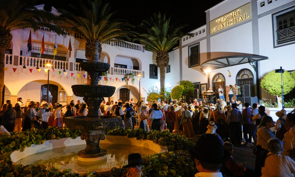 Gran afluencia de público disfrutando de la música y el folclore en la Plaza León y Castillo.