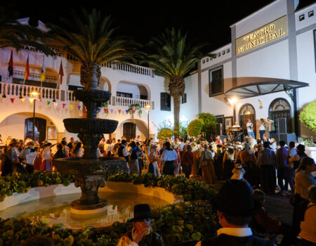 Gran afluencia de público disfrutando de la música y el folclore en la Plaza León y Castillo.