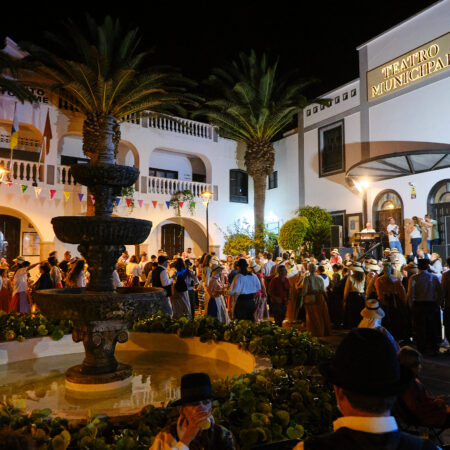 Gran afluencia de público disfrutando de la música y el folclore en la Plaza León y Castillo.
