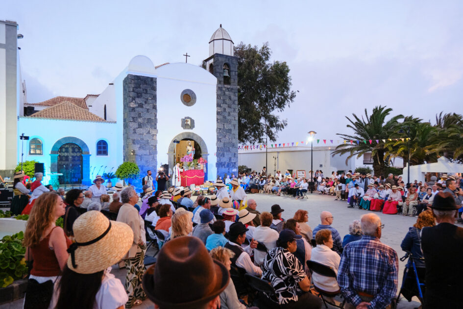 Gran afluencia de público disfrutando de la música y el folclore en la Plaza León y Castillo.