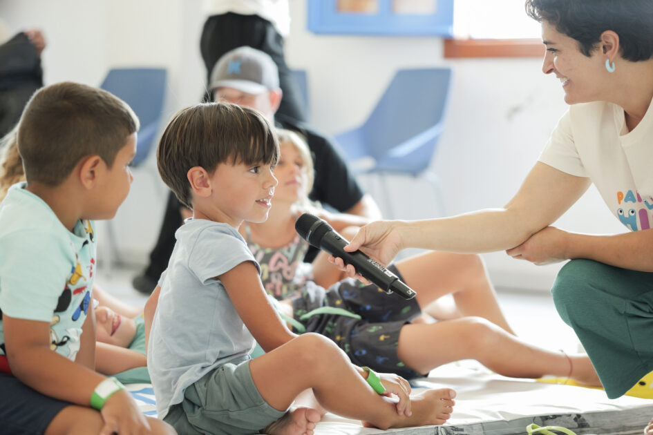 Niños participando en una sesión de cine de La Pantalla Chinija organizada por Tenique Cultural.