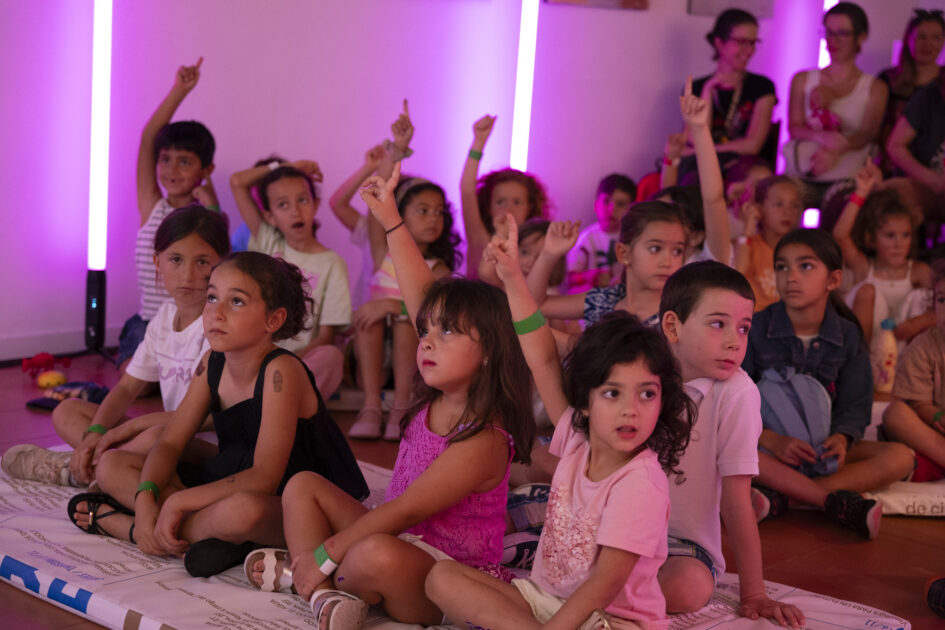 Niños participando en una sesión de cine de La Pantalla Chinija organizada por Tenique Cultural.