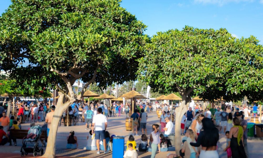 Familias disfrutando de la nueva terraza pública del Parque Temático de Arrecife.