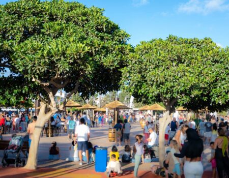 Familias disfrutando de la nueva terraza pública del Parque Temático de Arrecife.