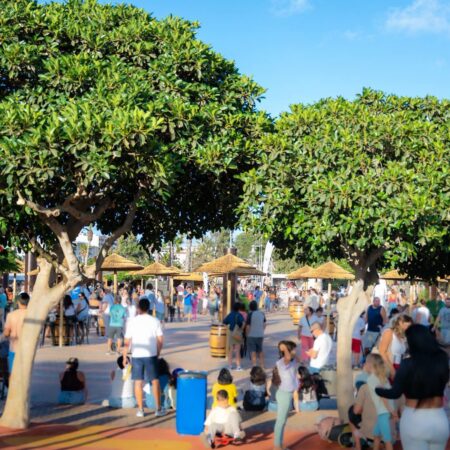 Familias disfrutando de la nueva terraza pública del Parque Temático de Arrecife.