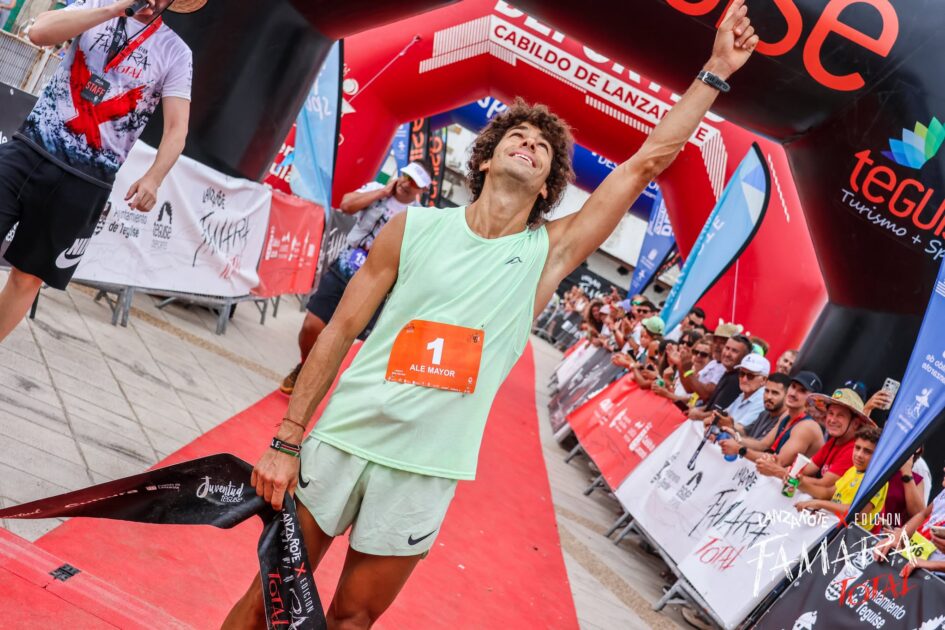 Corredor de trail running en la costa de Famara