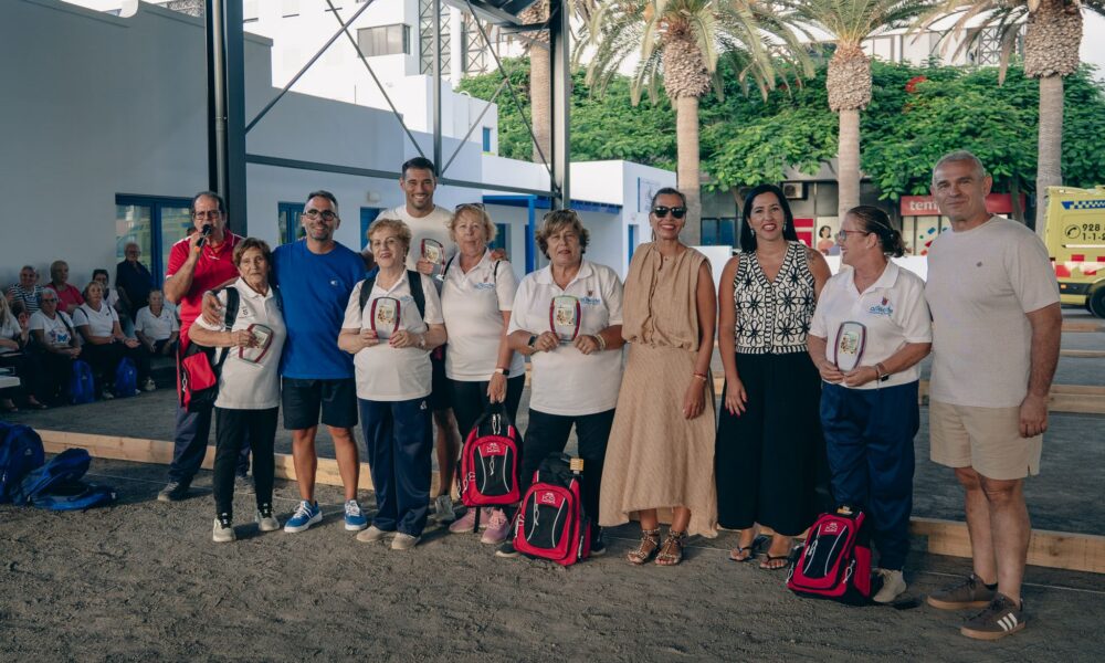 Mayores compitiendo durante el Torneo de Bola Canaria San Ginés en Arrecife.