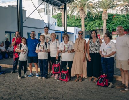 Mayores compitiendo durante el Torneo de Bola Canaria San Ginés en Arrecife.