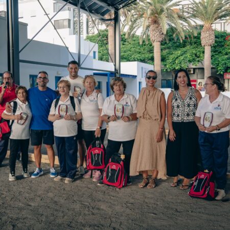 Mayores compitiendo durante el Torneo de Bola Canaria San Ginés en Arrecife.