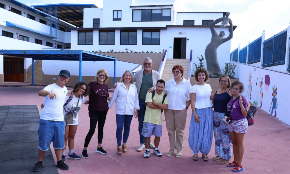 Visita institucional de Candelaria Delgado y Marci Acuña a las instalaciones del campamento.