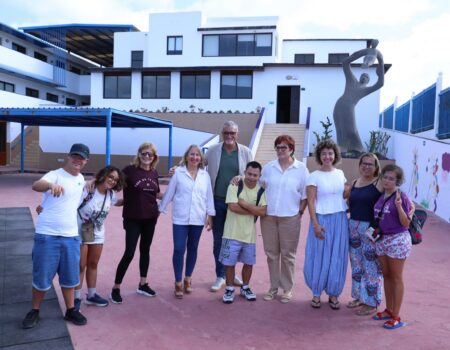 Visita institucional de Candelaria Delgado y Marci Acuña a las instalaciones del campamento.