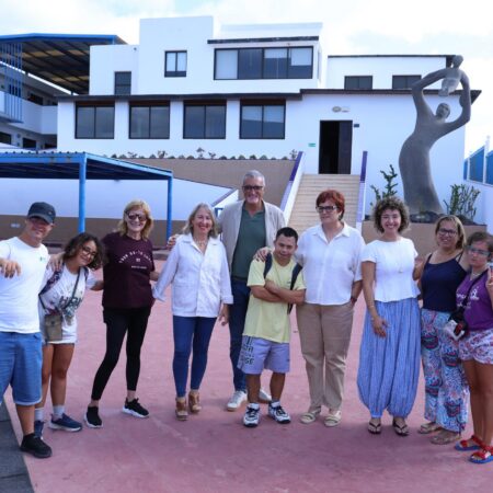 Visita institucional de Candelaria Delgado y Marci Acuña a las instalaciones del campamento.