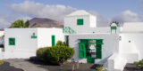 Interior de la vivienda tradicional canaria y exposición de aperos agrícolas en el museo.